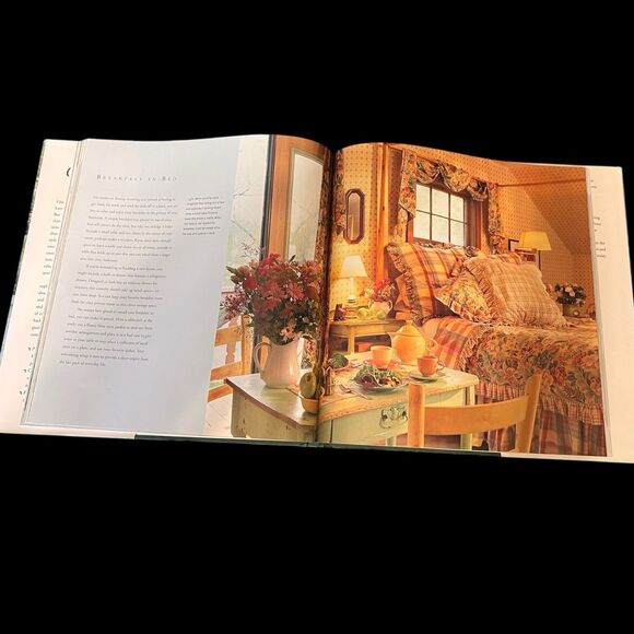 Cottage Retreats : Decorating Ideas for Every Mood by Lisa Jill Schlang - Picture 5 of 7